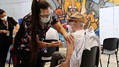 Un homme reçoit une dose de vaccin contre le Covid-19, Santiago (Chili), le 7 février 2022
