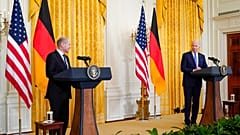 Scholz und Biden bei der kurzen Pressekonferenz im Weißen Haus