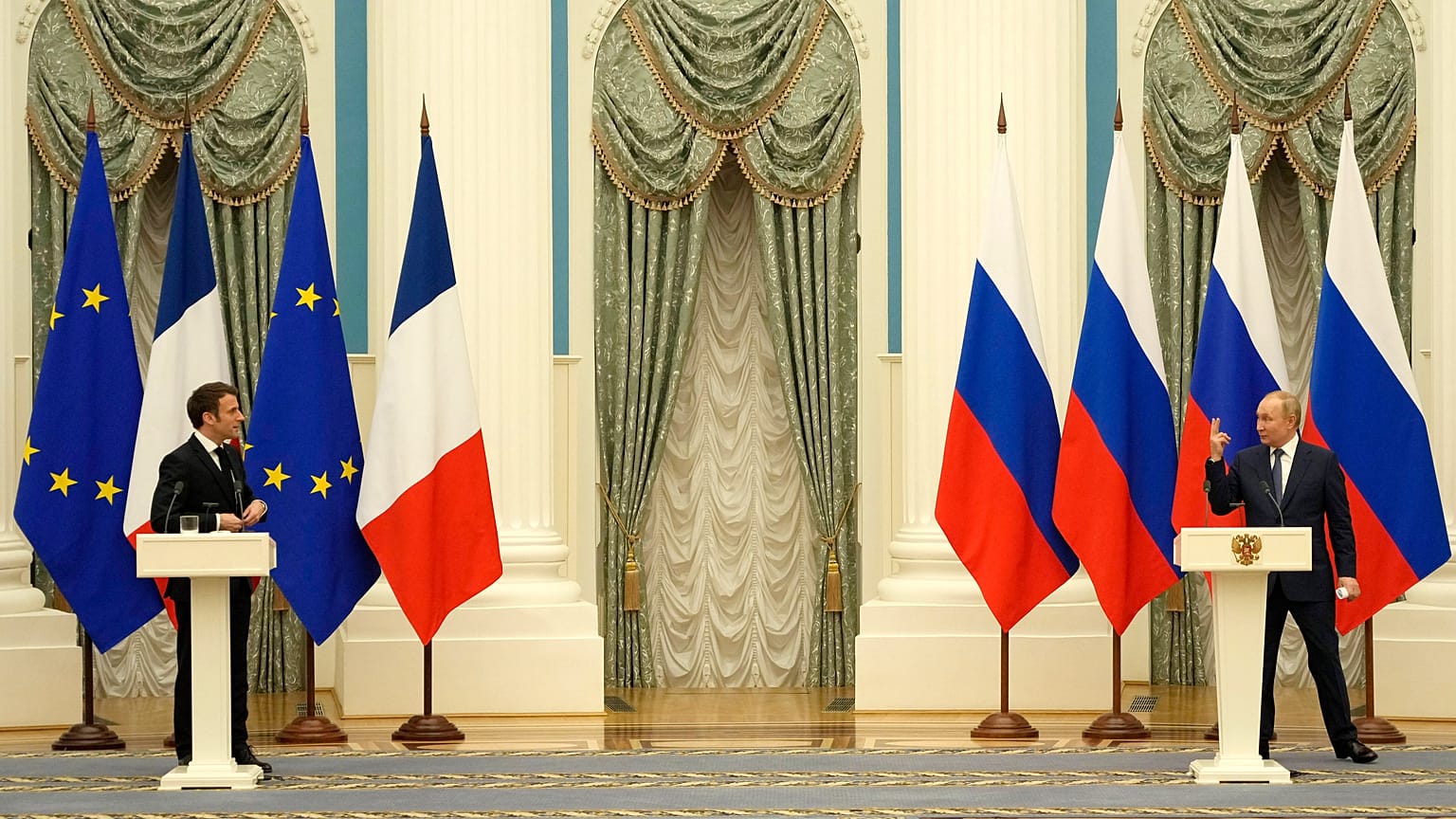 Эммануэль Макрон и Владимир Путин