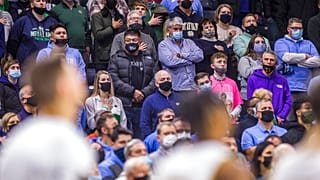 Mit Maske in Innenräumen - beim Basketball