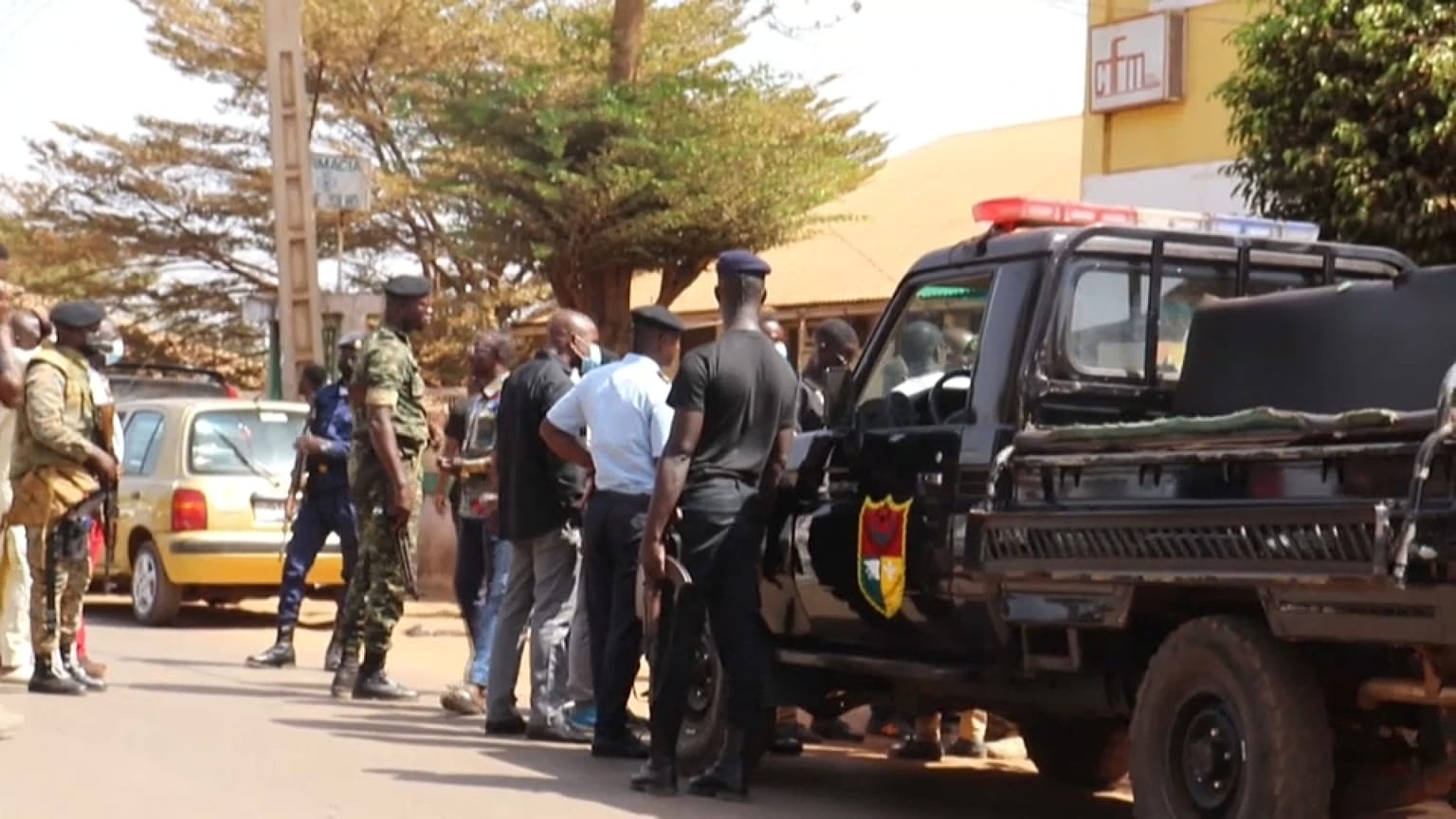 Militares junto às instalações da Capital FM em Bissau