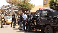 Militares junto às instalações da Capital FM em Bissau