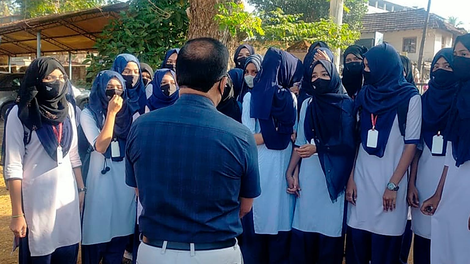 Hindistan'da okullanda başörtüsü yasağına tepkiler artıyor