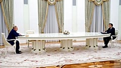 Fransa ve Rusya liderlerinin Ukrayna krizini görüştüğü masa