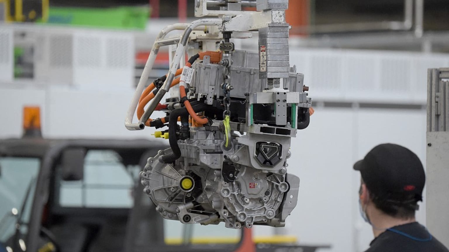 Un employé de l'usine Stellantis de Trémery (France) sur une ligne de montage.