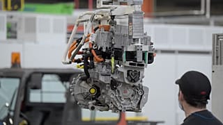 Un employé de l'usine Stellantis de Trémery (France) sur une ligne de montage.