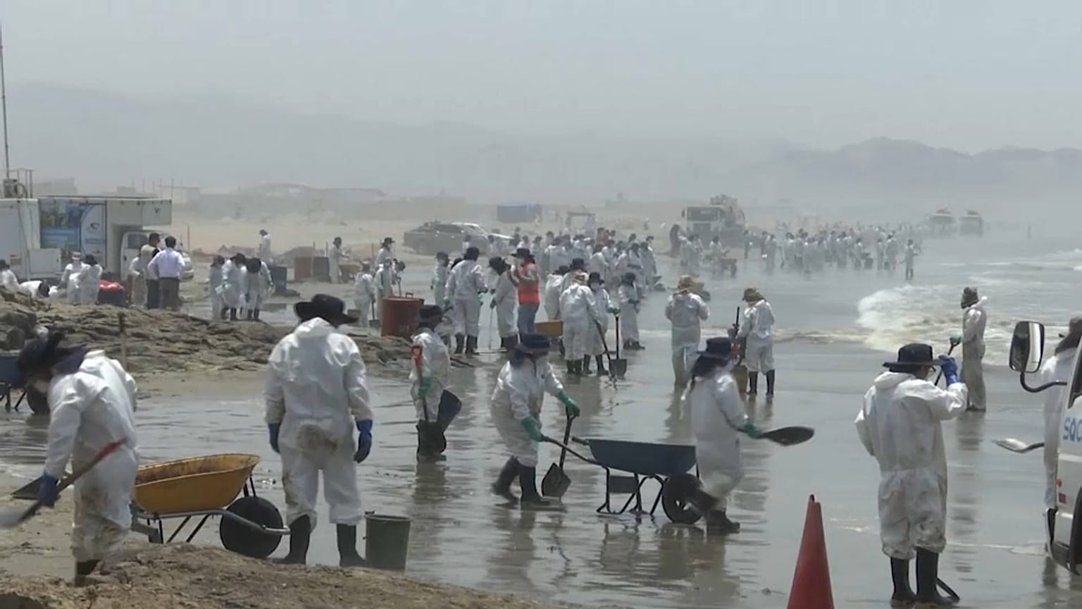 Decenas de personas contratadas recogen crudo en las costas de Perú. 