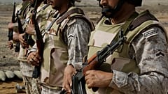 جنود سعوديون بأسلحتهم يقفون عند الحدود اليمنية في جيزان