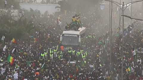 Miles de aficionados reciben a la selección de Senegal tras ganar la Copa Africana de Naciones