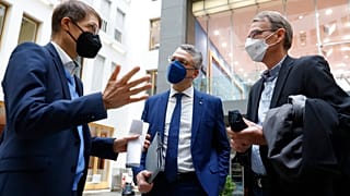 Gesundheitsminister Lauterbach im Gespräch mit Lothar Wieler (RKI) und Rolf Apweiler, Direktor des director of European Bioinformatics Institutes, 08.02.2022