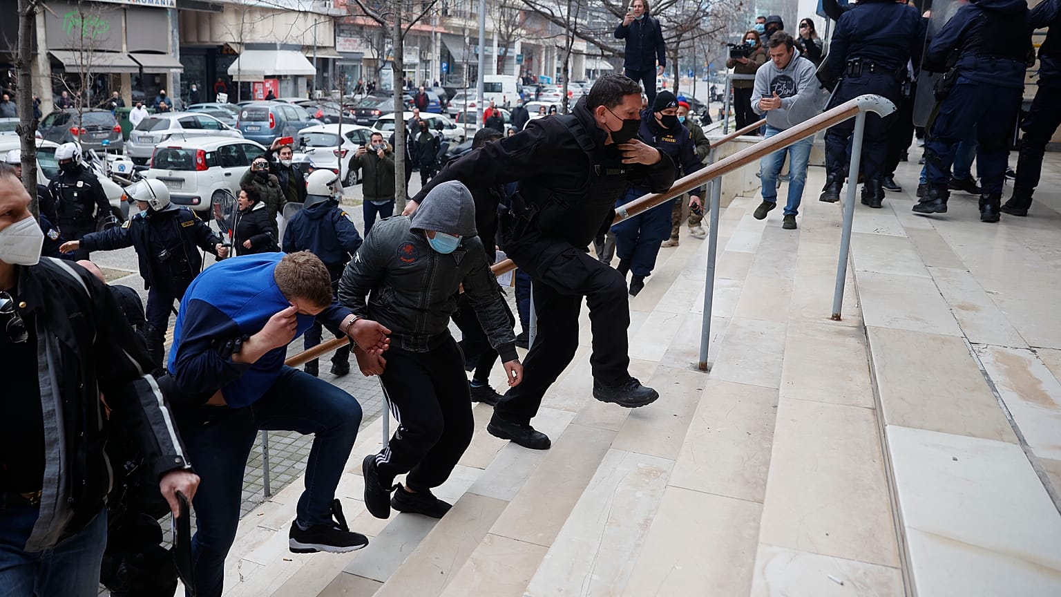 Αστυνομικοί οδηγούν τους συλληφθέντες για τη δολοφονία του 19χρονου Άλκη, στην ανακρίτρια Θεσσαλονίκης