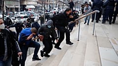 Αστυνομικοί οδηγούν τους συλληφθέντες για τη δολοφονία του 19χρονου Άλκη, στην ανακρίτρια Θεσσαλονίκης