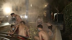 Draußen ist es kalt - aber im Wasser schön warm: Nach der Arbeit gehen diese Basler:innen baden - im Stadtbrunnen.