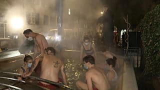 Draußen ist es kalt - aber im Wasser schön warm: Nach der Arbeit gehen diese Basler:innen baden - im Stadtbrunnen.