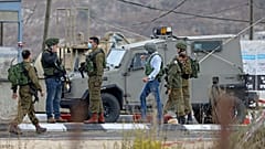 صورة أرشيفية لعناصر من الجيش الإسرائيلي ينتشرون بالقرب من مدينة نابلس بالضفة الغربية المحتلة