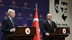Οι Υπουργοί Εξωτερικών Τουρκίας και Φινλανδίας κατά τις κοινές δηλώσεις