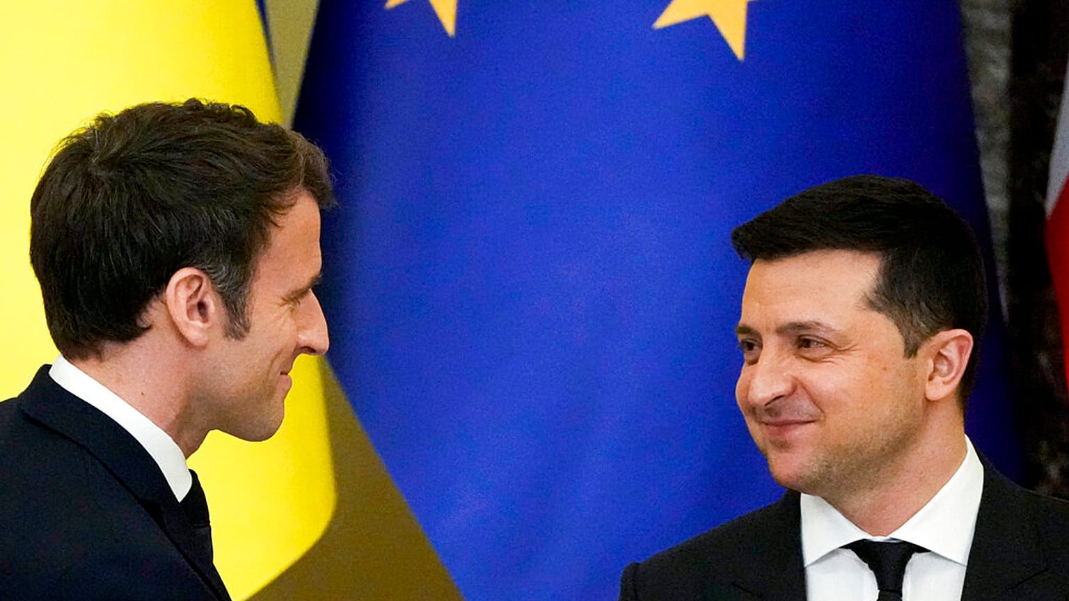 Le président ukrainien Volodymyr Zelenskyy et le président français Emmanuel Macron se serrent la main après une conférence de presse conjointe