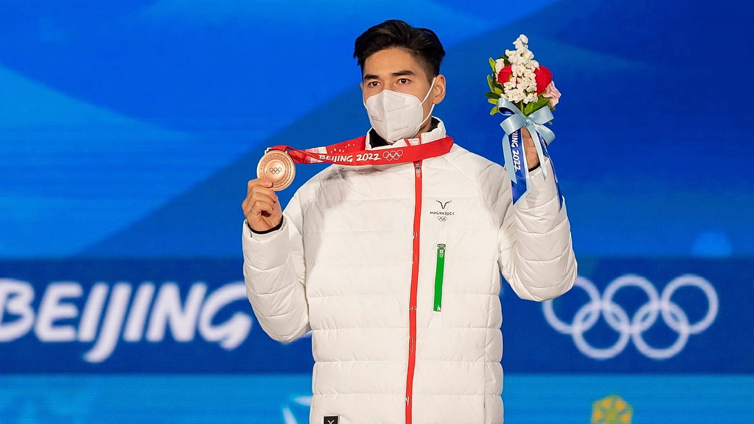 Liu Shaoang a bronzéremmel a férfi rövidpályás gyorskorcsolyázók 1000 méteres versenyének eredményhirdetésén