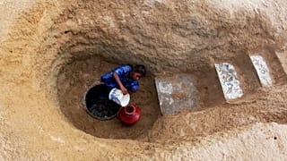 امرأة هندية بالقرب من أحد الآبار 