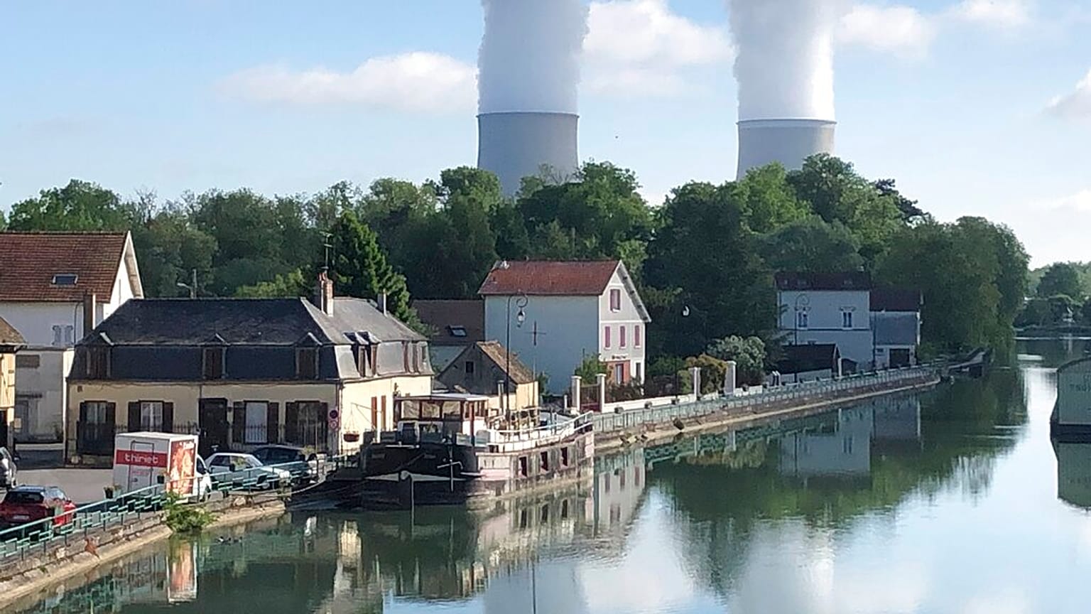 Crisi energetica, va male anche in Francia: altri 3 reattori fermi per problemi di sicurezza