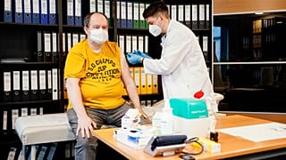 По данным немецкого правительства, далеко не все медики успеют привиться