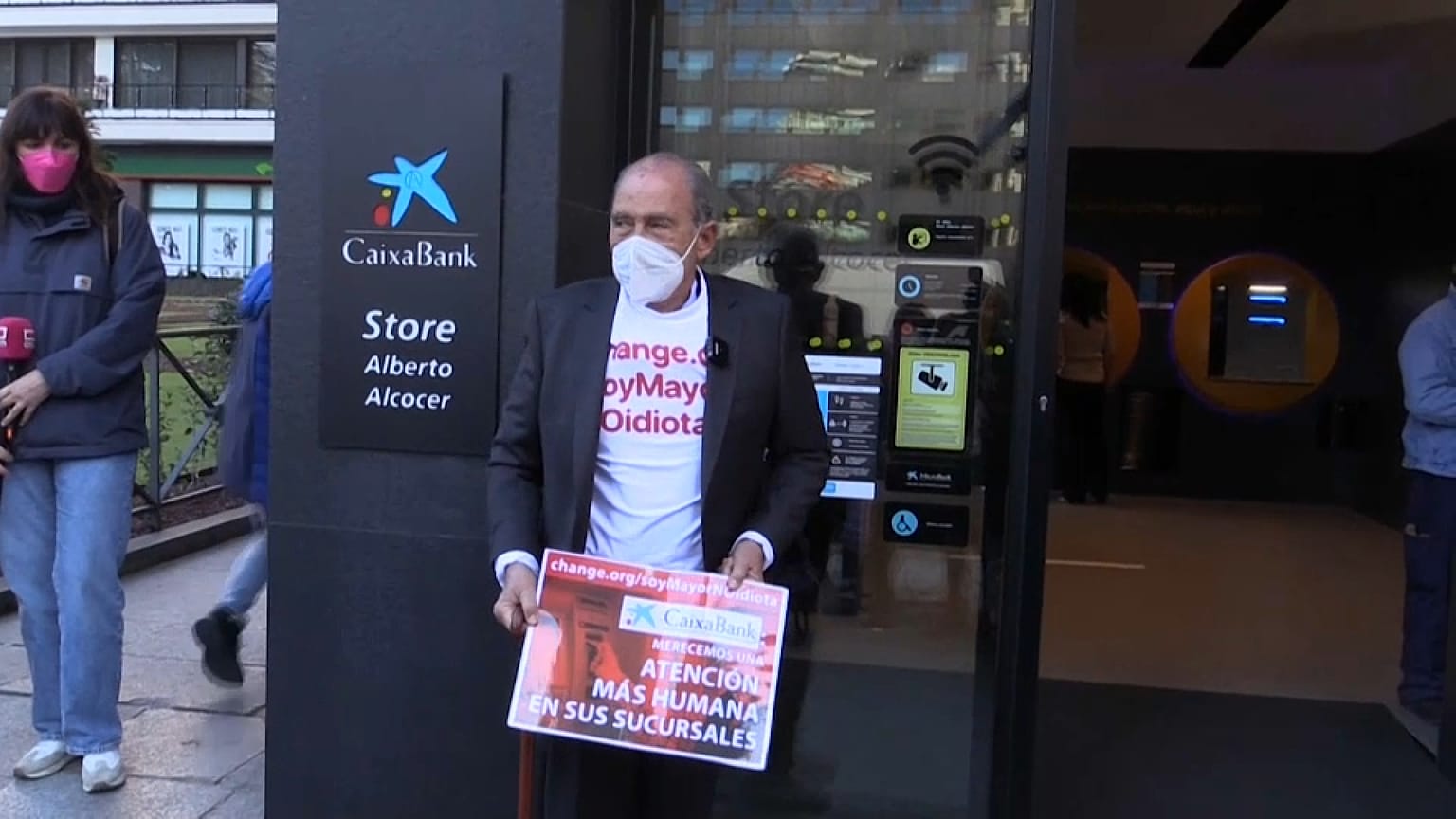 Carlos San Juan ha logrado llamar la atención sobre la desatención de los bancos a las personas mayores