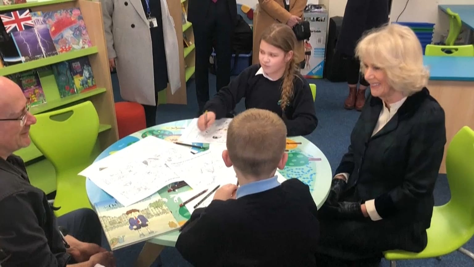 La duquesa de Cornualles, Camilla Parker Bowles, visitando una escuela en Bath, este martes