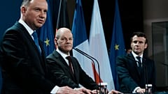 Olaf Scholz, chancelier allemand, Andrzej Duda, président polonais et Emmanuel Macron, président français lors d'une conférence de presse sur l'Ukraine le 8 février 2022
