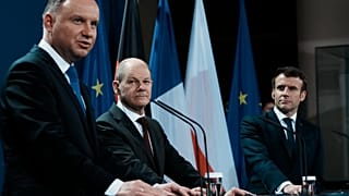 Olaf Scholz, chancelier allemand, Andrzej Duda, président polonais et Emmanuel Macron, président français lors d'une conférence de presse sur l'Ukraine le 8 février 2022