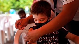 Bir çocuk aşı oluyor.