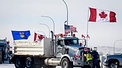 Des conducteurs déplacent un camion au niveau du poste frontière de Coutts, en Alberta, mercredi 2 février 2022. 
