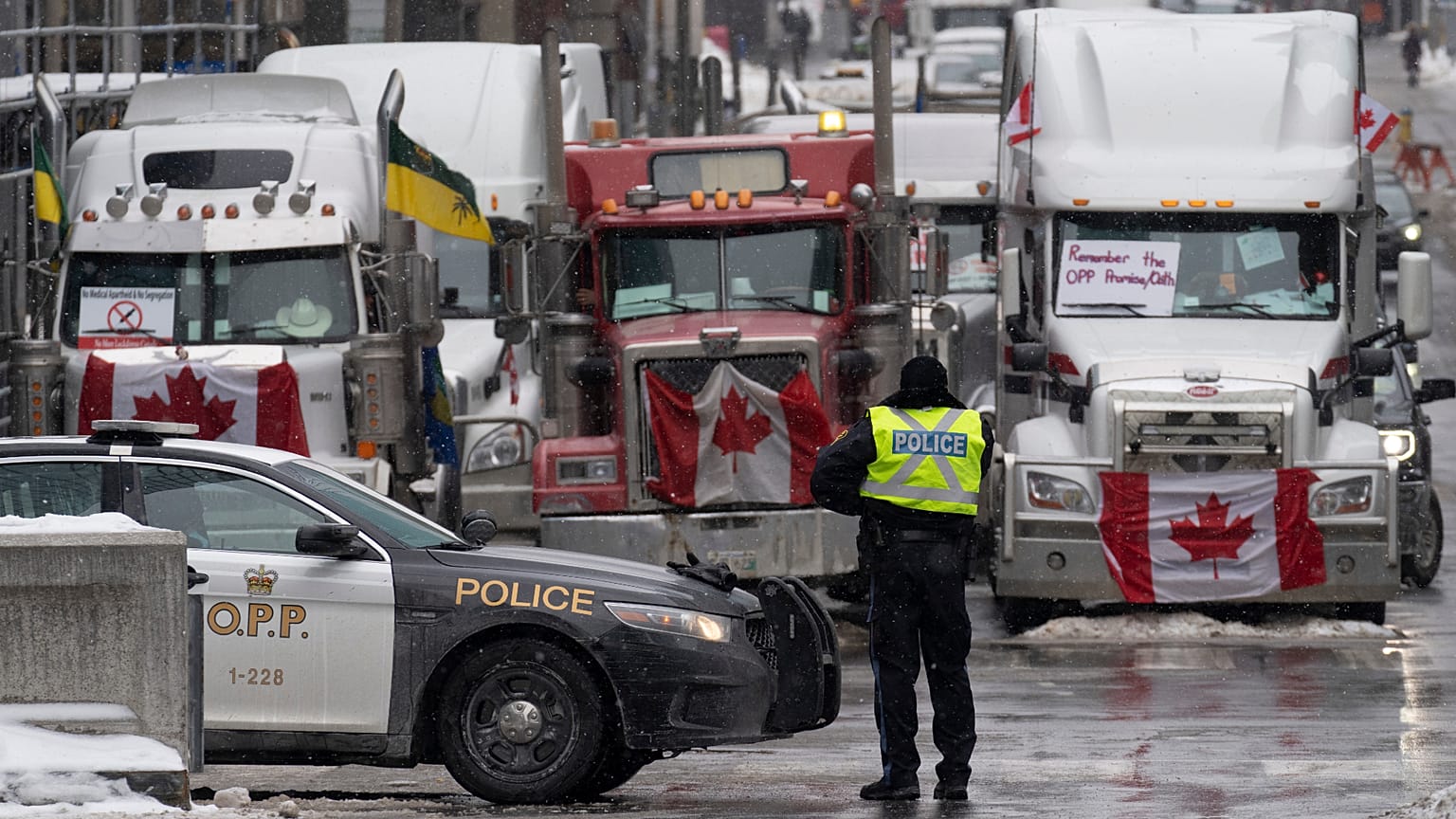 Canada, i camionisti no vax bloccano la frontiera con gli Stati Uniti