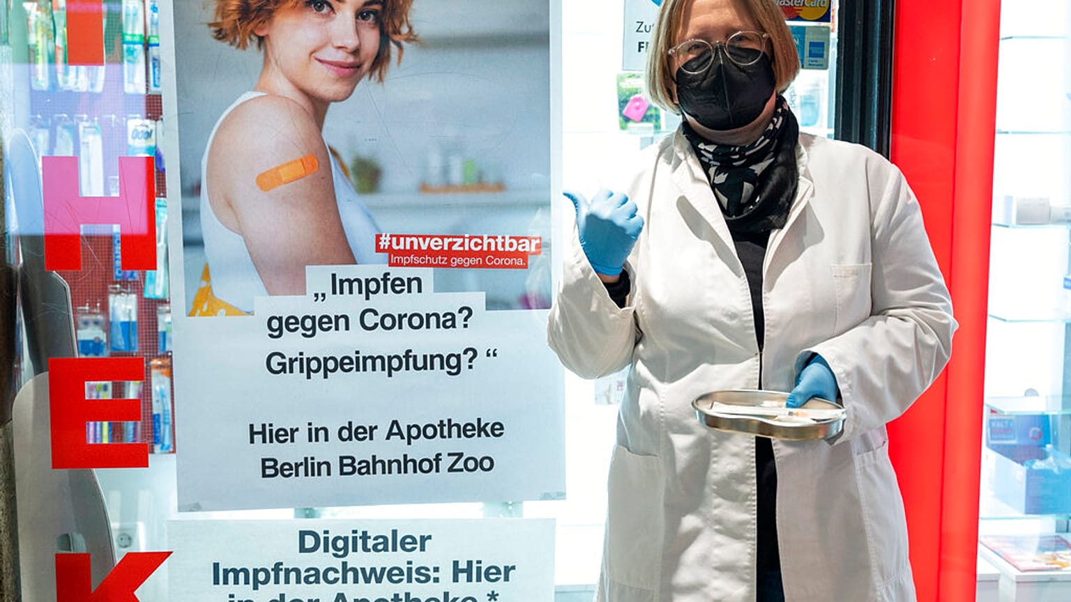 Impfaufruf einer Apotheke am Bahnhof Berlin Zoo, 07.02.2022