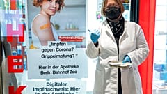 Impfaufruf einer Apotheke am Bahnhof Berlin Zoo, 07.02.2022