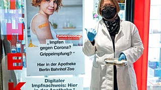 Impfaufruf einer Apotheke am Bahnhof Berlin Zoo, 07.02.2022