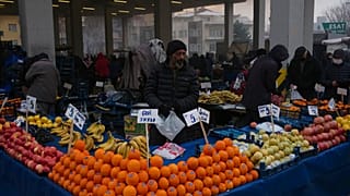 Πωλητής περιμένει πελάτες σε λαϊκή της Άγκυρας