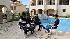Refugiados sírios no complexo "Saint Nicolas", em Chloraka, Chipre