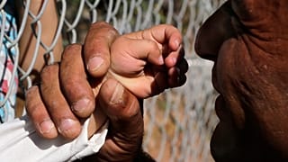 Κύπρος: Συνεχίζονται οι εντάσεις στη Χλώρακα λόγω της έντονης παρουσίας μεταναστών