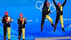 Les frères Tobias (Allemagne) sur le podium après leur victoire en luge biplace, JO d'hiver de Pékin, Chine, le 9 février 2022