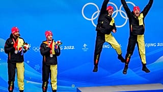Les frères Tobias (Allemagne) sur le podium après leur victoire en luge biplace, JO d'hiver de Pékin, Chine, le 9 février 2022