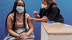 Eine Frau in Südafrika wird geimpft.