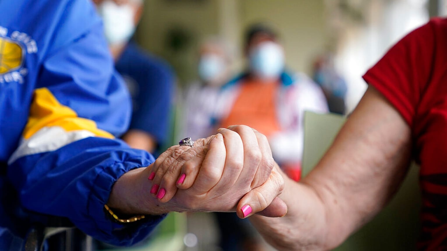 Senior:innen einer Einrichtung halten sich an der Hand, 12.02.2021