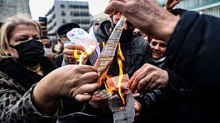 معترضان به گرانی در حال آتش‌زدن قبض‌های برق در تجمعی در آنکارا