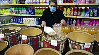 Türkiye'de alış-veriş yapan bir kadın