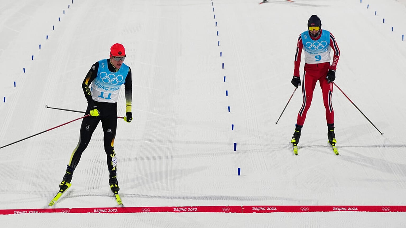 Vinzenz Geiger (links) beim Zieleinlauf vor dem Norweger Joergen Graabak (rechts)