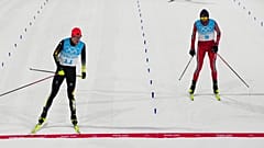 Vinzenz Geiger (links) beim Zieleinlauf vor dem Norweger Joergen Graabak (rechts)