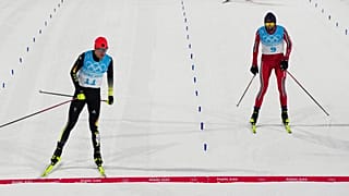 Vinzenz Geiger (links) beim Zieleinlauf vor dem Norweger Joergen Graabak (rechts)