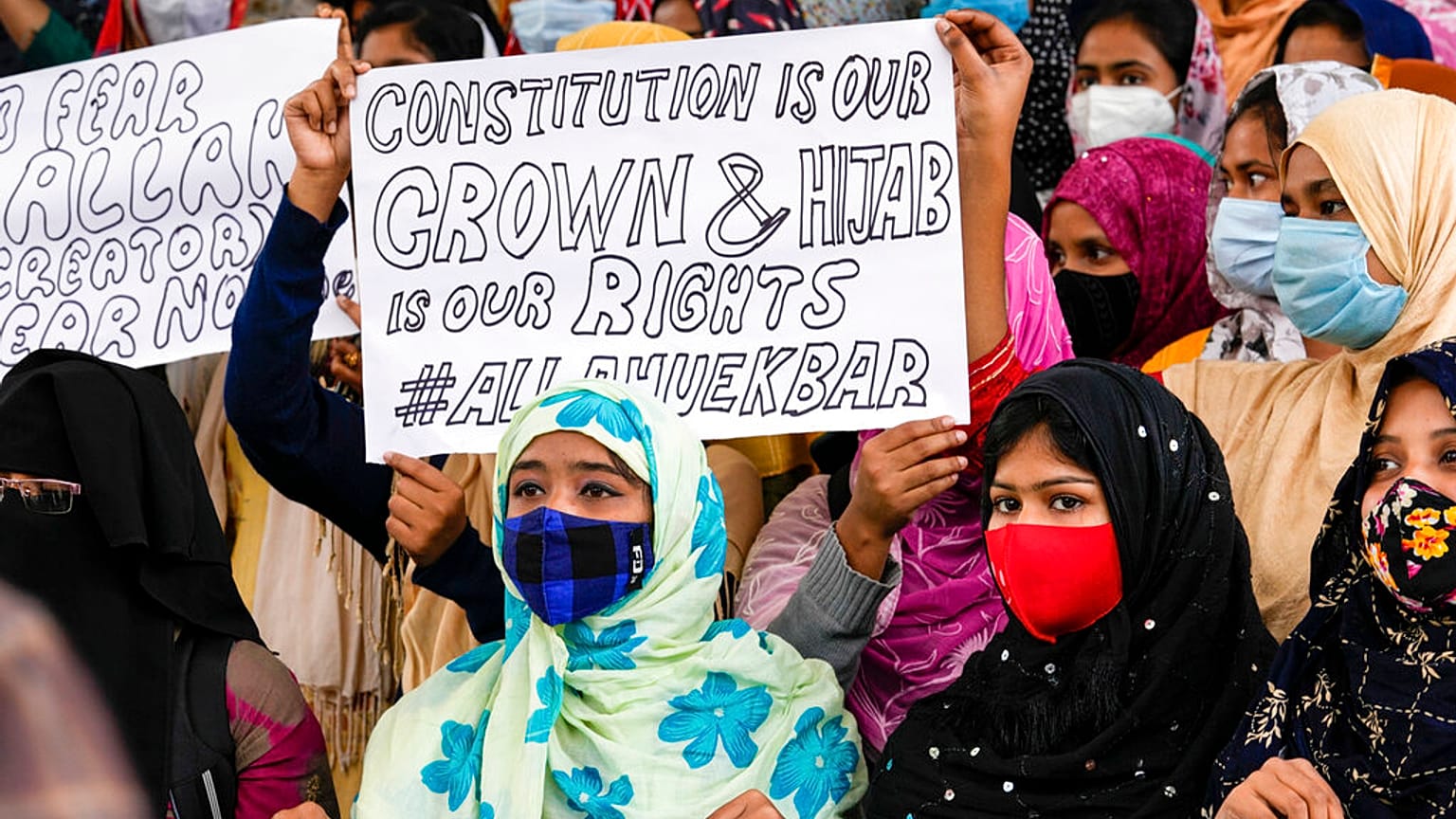 Hindistan'ın güneyindeki Karnataka eyaletindeki bazı okullarda başörtüsünün yasaklanması protesto ediliyor 