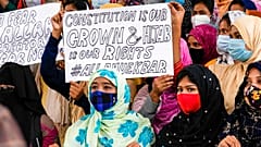 Hindistan'ın güneyindeki Karnataka eyaletindeki bazı okullarda başörtüsünün yasaklanması protesto ediliyor 