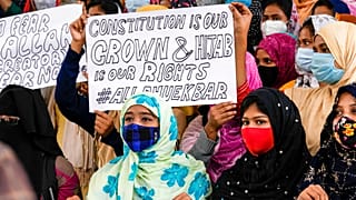 Hindistan'ın güneyindeki Karnataka eyaletindeki bazı okullarda başörtüsünün yasaklanması protesto ediliyor 